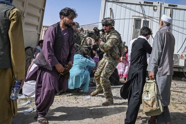 Американский солдат целится на афганцев в аэропорту Кабула  - Sputnik Южная Осетия