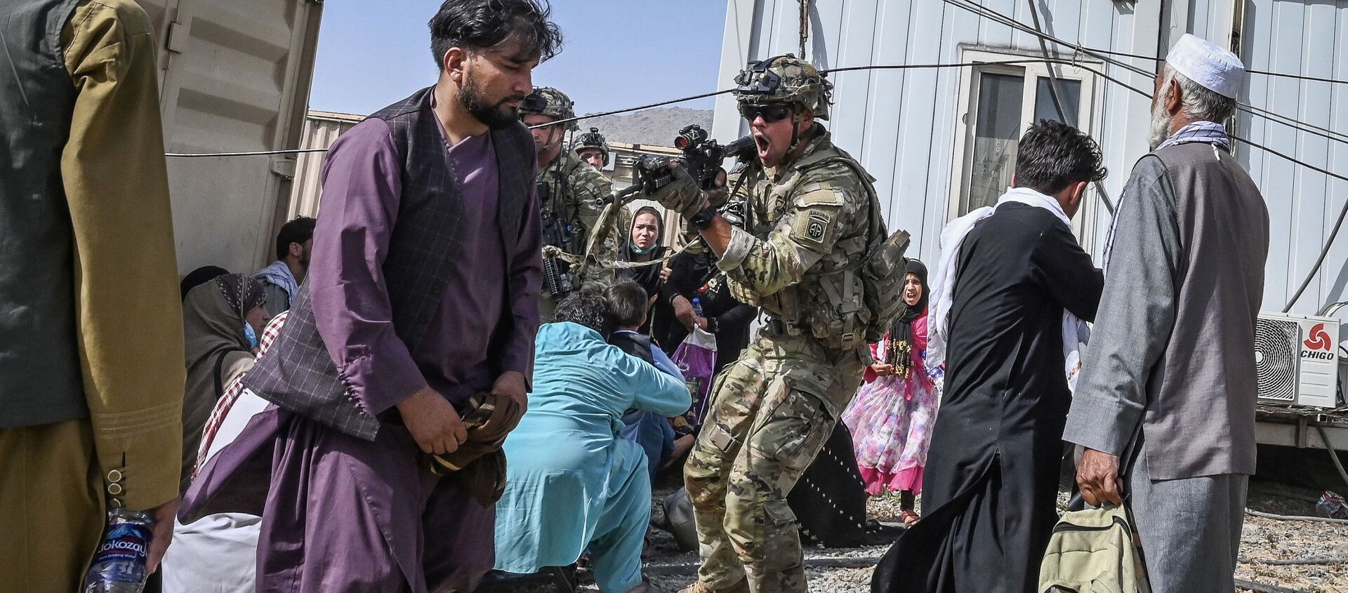 Американский солдат целится на афганцев в аэропорту Кабула  - Sputnik Южная Осетия, 1920, 04.09.2021