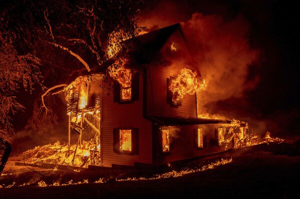 Загоревшийся дом в Джейнсвилле, штат Калифорния - Sputnik Южная Осетия