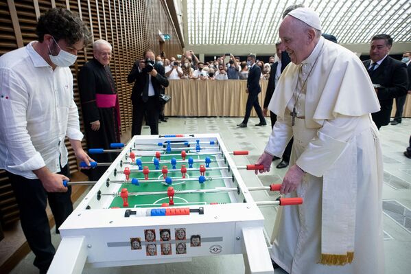 Папа Франциск играет в настольный футбол в Ватикане  - Sputnik Южная Осетия