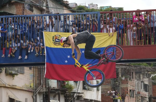 Чемпион Даниэль Дерс выступает на выставке в Каракасе, Венесуэла  - Sputnik Южная Осетия