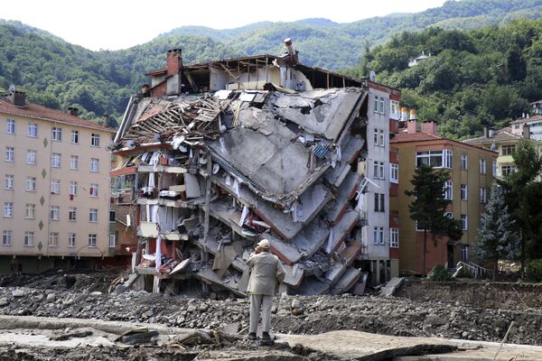 Разрушенное в результате наводнений здание в городе Бозкурт провинции Кастамону, Турция - Sputnik Южная Осетия