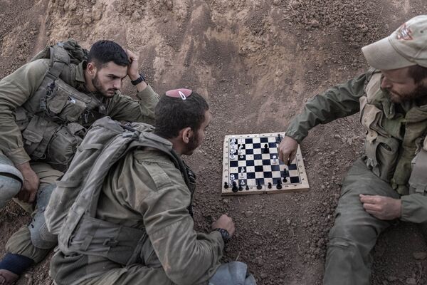 Израильские солдаты на позиции играют в шахматы  - Sputnik Южная Осетия