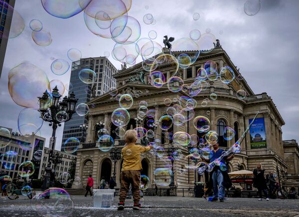 Мальчик играет с мыльными пузырями перед Старой оперой во Франкфурте, Германия - Sputnik Южная Осетия