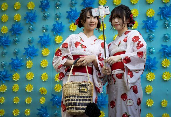 Женщины в кимоно позируют для селфи в храме Сэнсо-дзи в Токио, Япония - Sputnik Южная Осетия