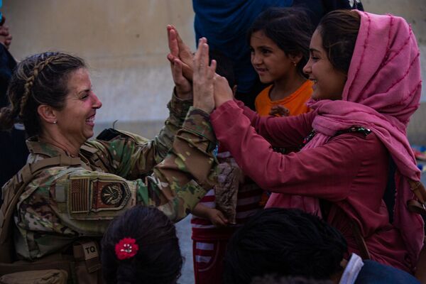 Американский солдат с детьми в аэропорту Кабула  - Sputnik Южная Осетия