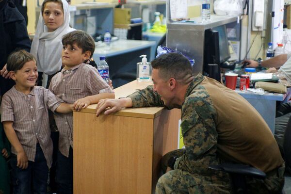Американский солдат с детьми в аэропорту Кабула  - Sputnik Южная Осетия
