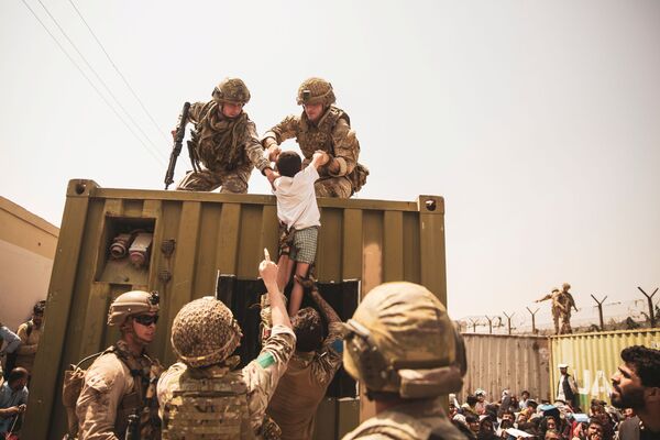 Британские, турецкие и американские солдаты с детьми во время эвакуации в аэропорту Кабула  - Sputnik Южная Осетия