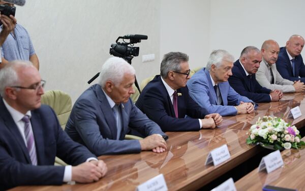 Встреча президента Анатолия Бибилова с делегацией Северной Осетии - Sputnik Южная Осетия