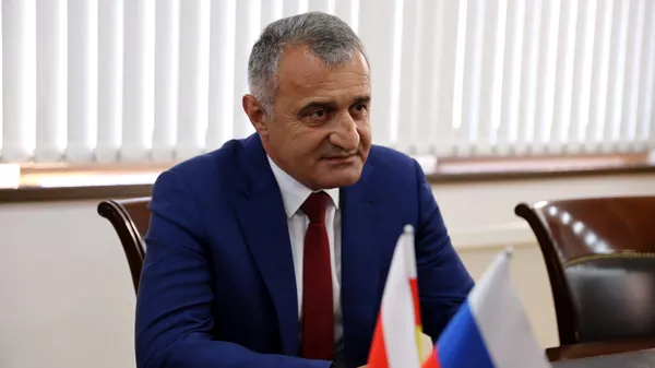 Президент Южной Осетии Анатолий Бибилов на встрече с депутатом Госдумы России Артуром Таймазовым - Sputnik Южная Осетия