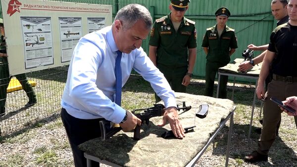 Гарантия безопасности Южной Осетии: Бибилов о выставке вооружения 4-й военной базы - Sputnik Южная Осетия
