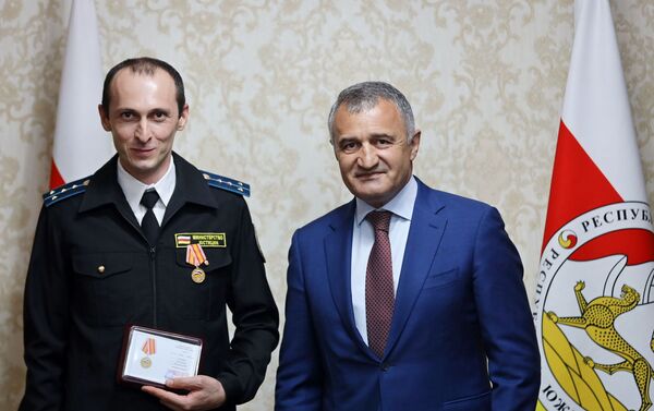 Анатолий Бибилов наградил сотрудников министерства юстиции Южной Осетии - Sputnik Южная Осетия