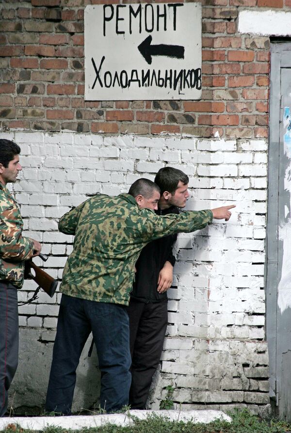 Осетинские солдаты возле школы. Беслан, 2 сентября 2004 года. - Sputnik Южная Осетия