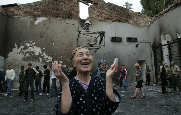 Женщина плачет в развалинах школьного спортзала в Беслане, 5 сентября 2004 года. - Sputnik Южная Осетия