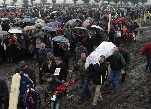 Похороны погибших в бесланской трагедии. - Sputnik Южная Осетия