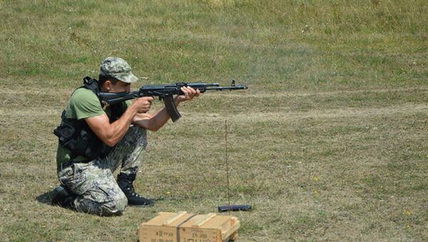 Сотрудники Отряда милиции особого назначения провели учебно-тренировочные стрельбы из автомата Калашникова - Sputnik Южная Осетия