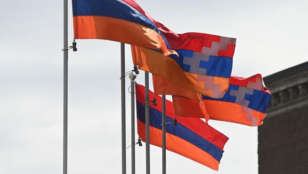 Флаги Нагорного Карабаха и Армении на площади Свободы в Степанакерте - Sputnik Южная Осетия