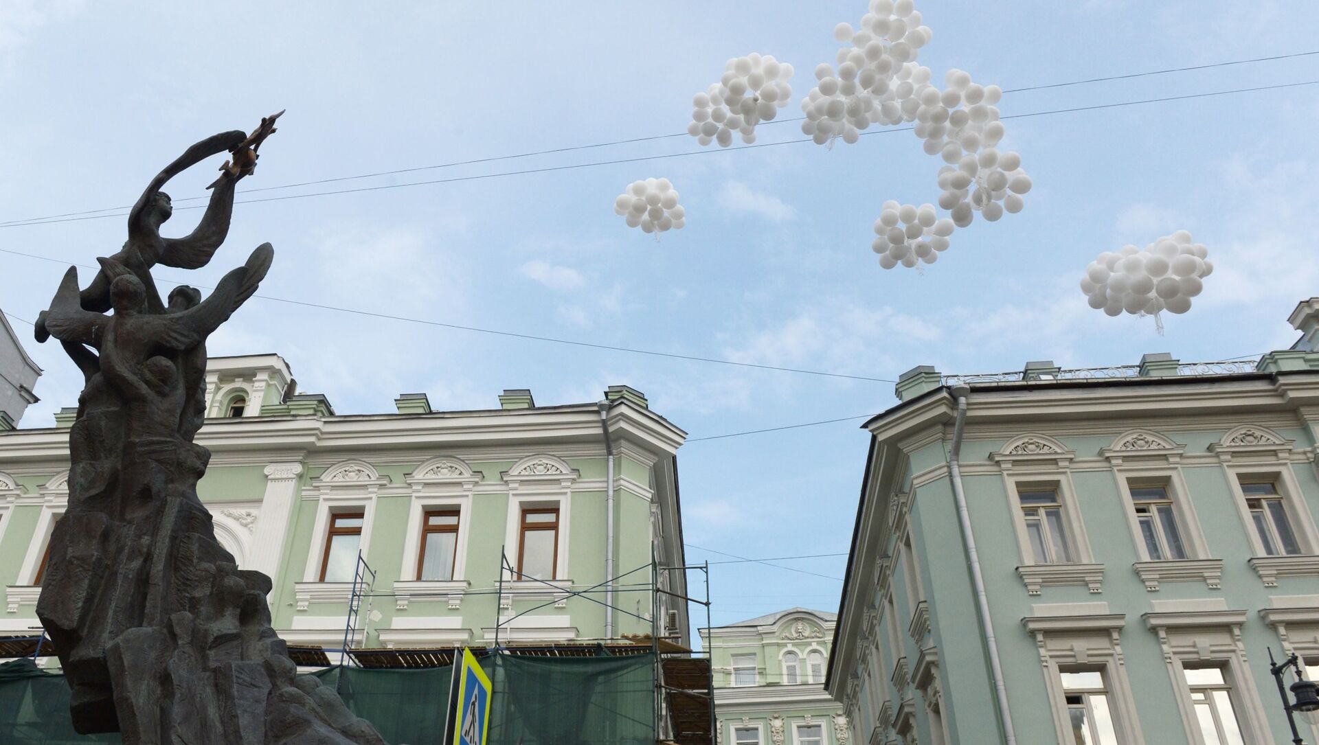 Воздушные шары, запущенные у монумента В память о жертвах трагедии в Беслане в Москве - Sputnik Южная Осетия, 1920, 03.09.2021