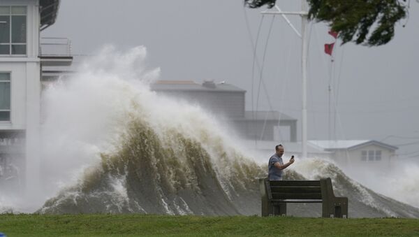 Мужчина фотографирует высокие волны на берегу озера Пончартрейн во время приближения урагана Ида в Новом Орлеане - Sputnik Южная Осетия