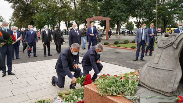 Президент Южной Осетии принимает участие в траурных мероприятиях в Беслане - Sputnik Южная Осетия