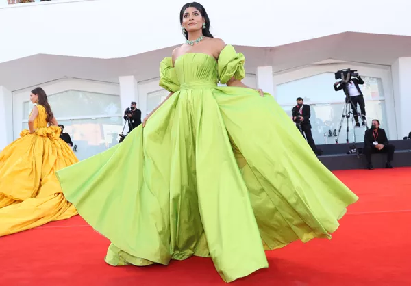 Модель индийского происхождения, основательница блога Woman of the World Фархана Боди на церемонии открытия 78-го Венецианского международного кинофестиваля