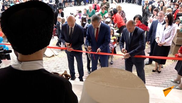 Двойной праздник: как в Цхинвале открывали новое здание старейшей городской школы - видео - Sputnik Южная Осетия