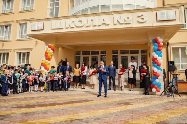 Учебный год в республике начался 6 сентября. Ученики школы №3 в этом году сели за новые парты. - Sputnik Южная Осетия
