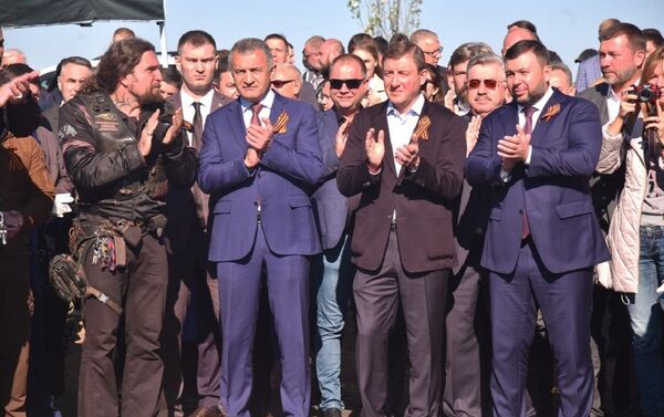 Президент Анатолий Бибилов (второй слева) на праздничных мероприятиях в ДНР - Sputnik Южная Осетия