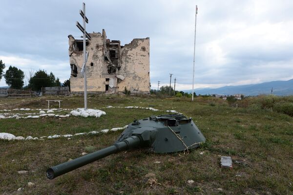 Вид на разрушенную базу российских миротворцев неподалеку от Цхинвала - Sputnik Южная Осетия