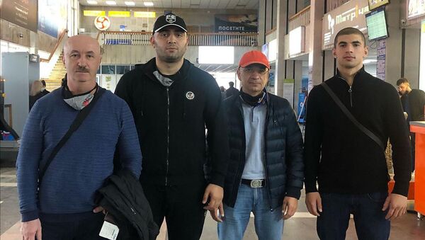 Боксеры Таир Келехсаев (второй слева), Давид Дзукаев (крайний справа) и их тренер Виталий Сланов (крайний слева) - Sputnik Южная Осетия
