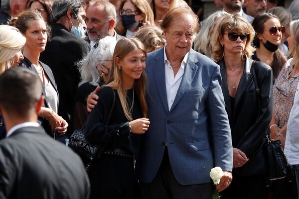Стелла Бельмондо и родственники после церемонии похорон французского актера Жан-Поля Бельмондо в Париже.  - Sputnik Южная Осетия