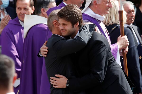 Поль Бельмондо обнимает своего сына Алессандро после церемонии похорон Жан-Поля Бельмондо в Париже. - Sputnik Южная Осетия