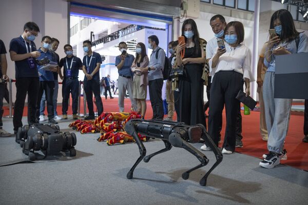 Посетители и роботы Всемирной конференции робототехники Beijing World Robot Conference 2021 в Пекине, Китай - Sputnik Южная Осетия