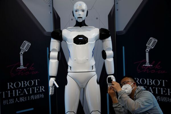 Посетители и роботы Всемирной конференции робототехники Beijing World Robot Conference 2021 в Пекине, Китай - Sputnik Южная Осетия