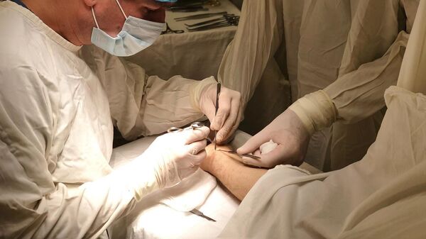 Кистевой хирург Андрей Жигало проводит операцию с Южной Осетии - Sputnik Южная Осетия