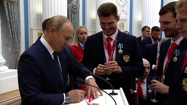 Путина попросили расписаться в паспорте - Sputnik Южная Осетия