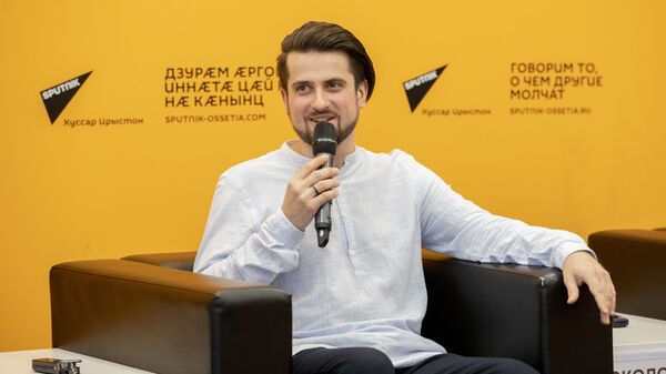 Пианист-виртуоз из России рассказал, зачем приехал в Южную Осетию - видео - Sputnik Южная Осетия
