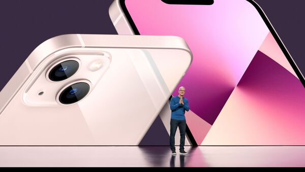 Генеральный директор Apple Тим Кук на презентации iPhone 13 - Sputnik Южная Осетия