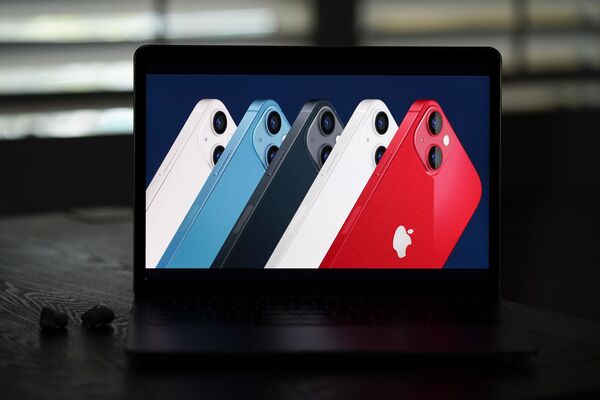 Новые смартфоны iPhone 13 на экране ноутбука - Sputnik Южная Осетия