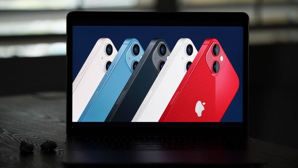 Новые смартфоны iPhone 13 на экране ноутбука - Sputnik Южная Осетия