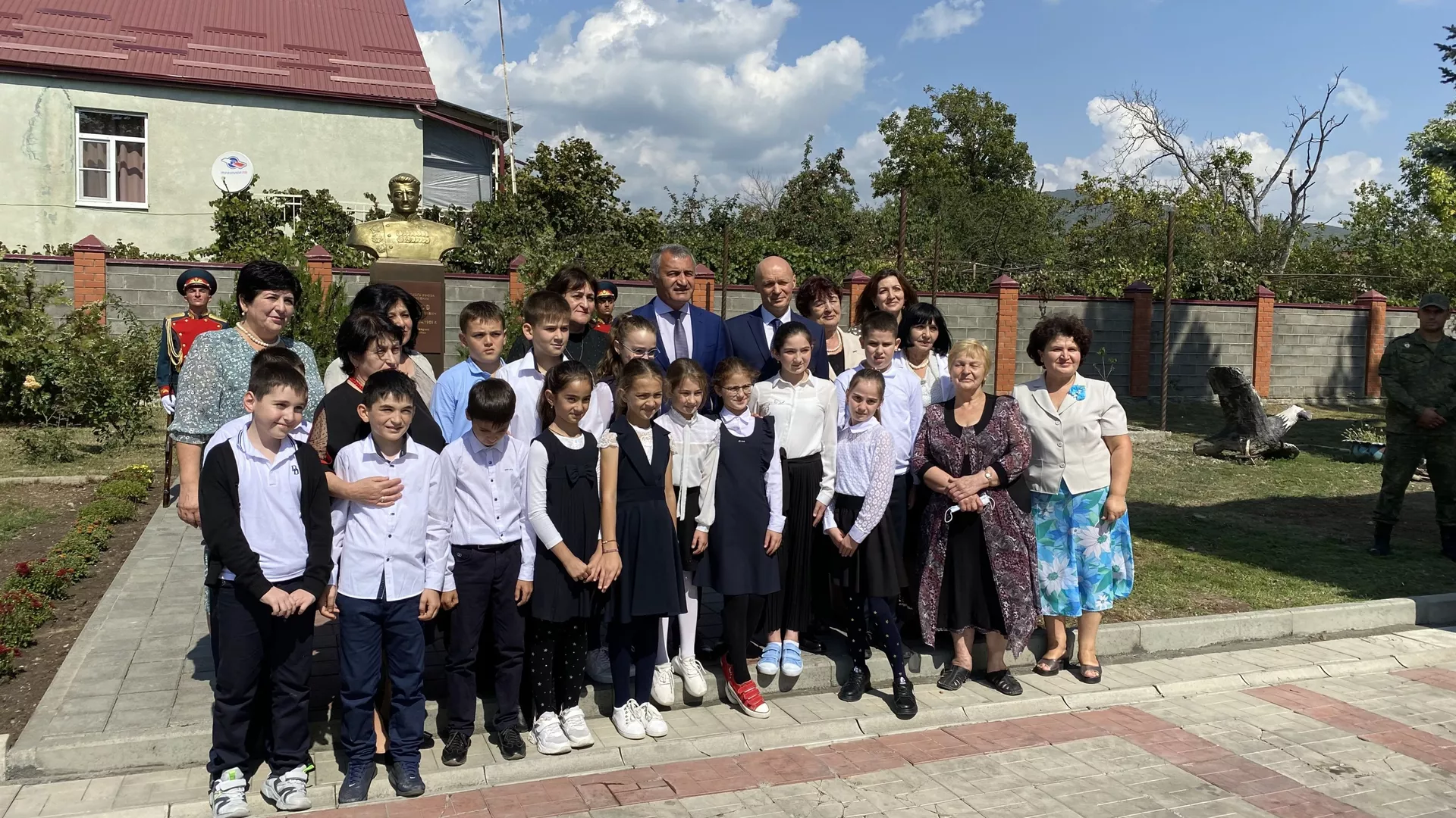 Открытие бюста Хаджи-Умара Мамсурова во дворе школы №5 Открытие бюста Хаджи-Умара Мамсурова во дворе школы №5 - Sputnik Южная Осетия, 1920, 26.10.2021