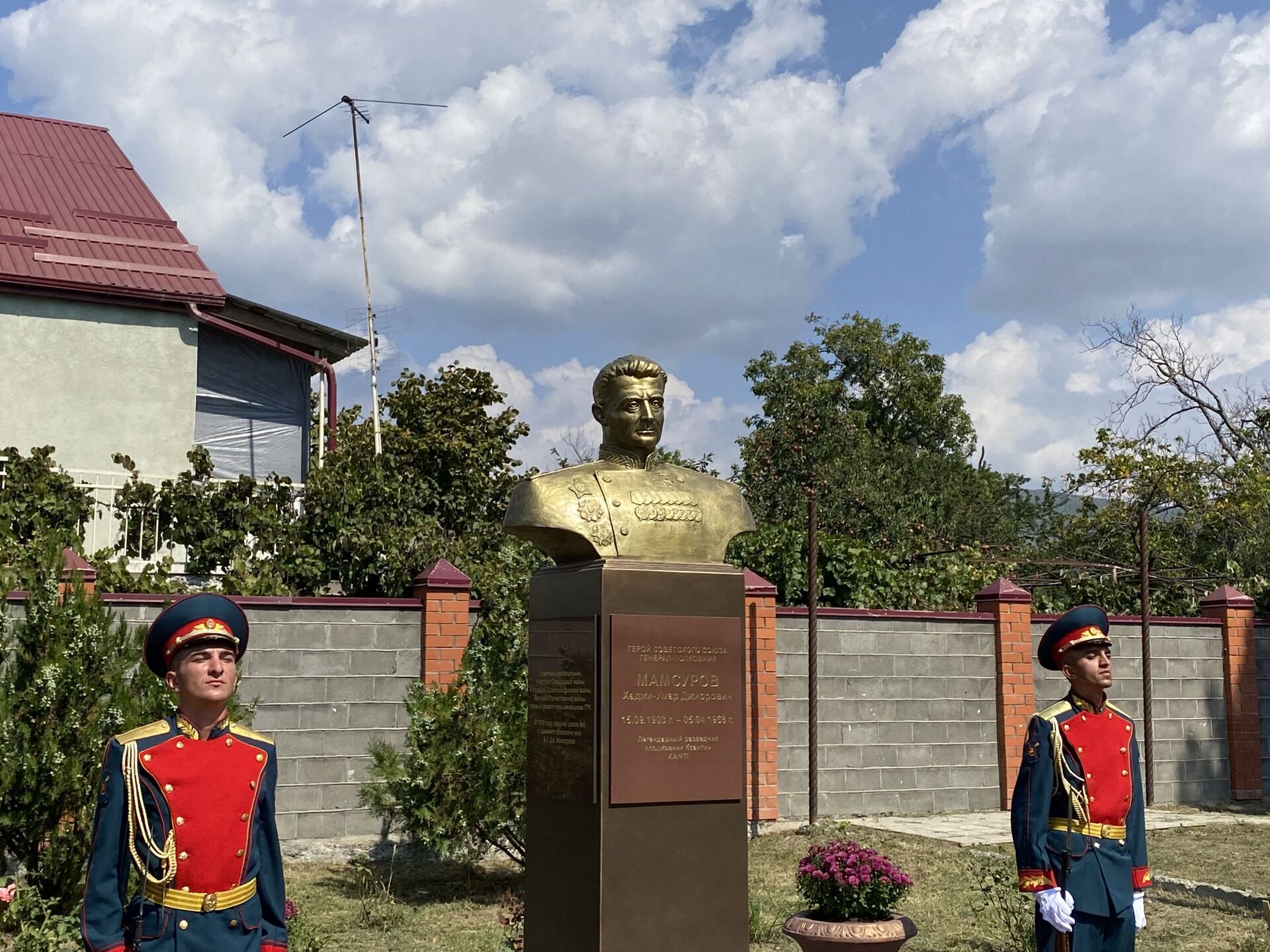 Открытие бюста Хаджи-Умара Мамсурова во дворе школы №5 - Sputnik Южная Осетия, 1920, 17.04.2026