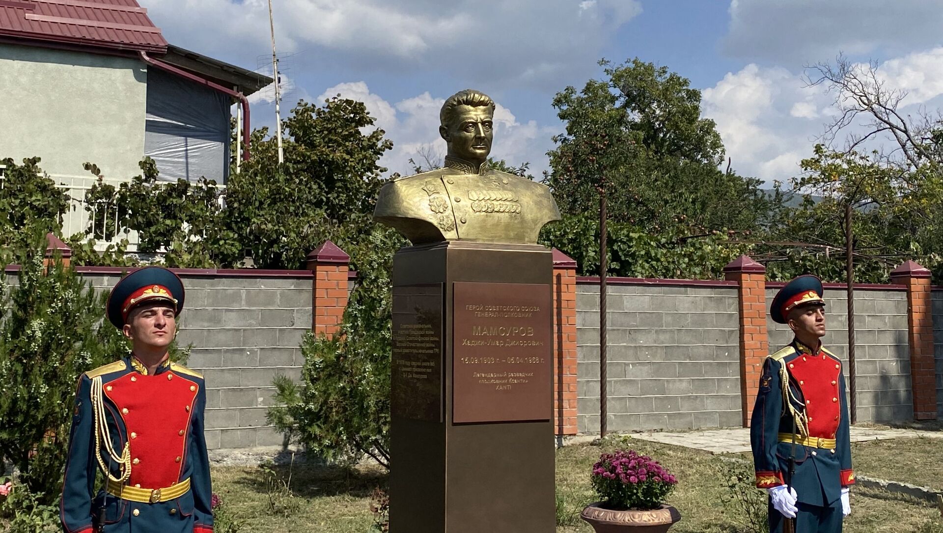 Открытие бюста Хаджи-Умара Мамсурова во дворе школы №5 - Sputnik Южная Осетия, 1920, 16.09.2021