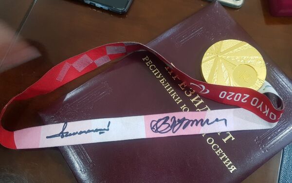 Бибилов вручил Ордена Дружбы осетинским чемпионам-паралимпийцам - Sputnik Южная Осетия