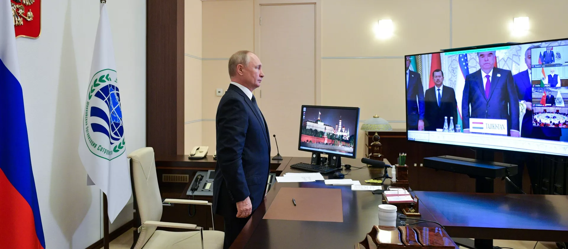 Президент РФ В. Путин по видеосвязи принял участие в заседании Совета глав государств - членов ШОС - Sputnik Южная Осетия, 1920, 17.09.2021
