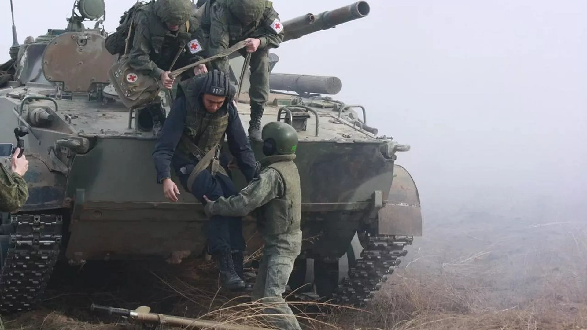    Медики ЮВО эвакуировали условно раненых военнослужащих во время двусторонних тактических учений в Южной Осетии