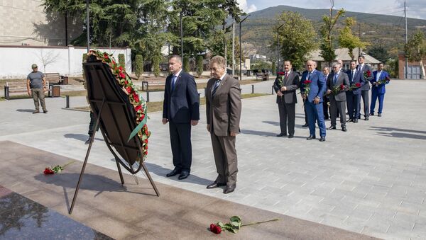 Делегация Сирии возлагает цветы к мемориалу Защитникам Отечества в Цхинвале - Sputnik Южная Осетия