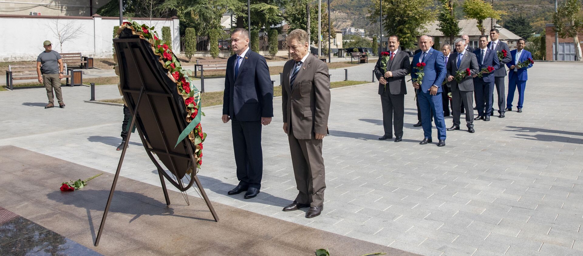 Делегация Сирии возлагает цветы к мемориалу Защитникам Отечества в Цхинвале - Sputnik Южная Осетия, 1920, 19.09.2021
