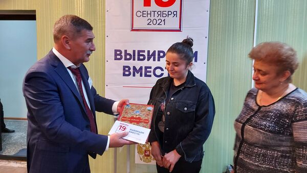 Голосование по выборам в Госдуму РФ на избирательном участке в Знаурском районе РЮО  - Sputnik Южная Осетия