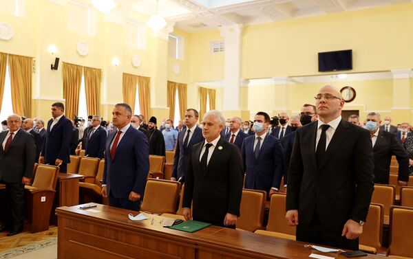Президент Южной Осетии Анатолий Бибилов (в центре) на церемонии вступления в должность главы Северной Осетии Сергея Меняйло  - Sputnik Южная Осетия